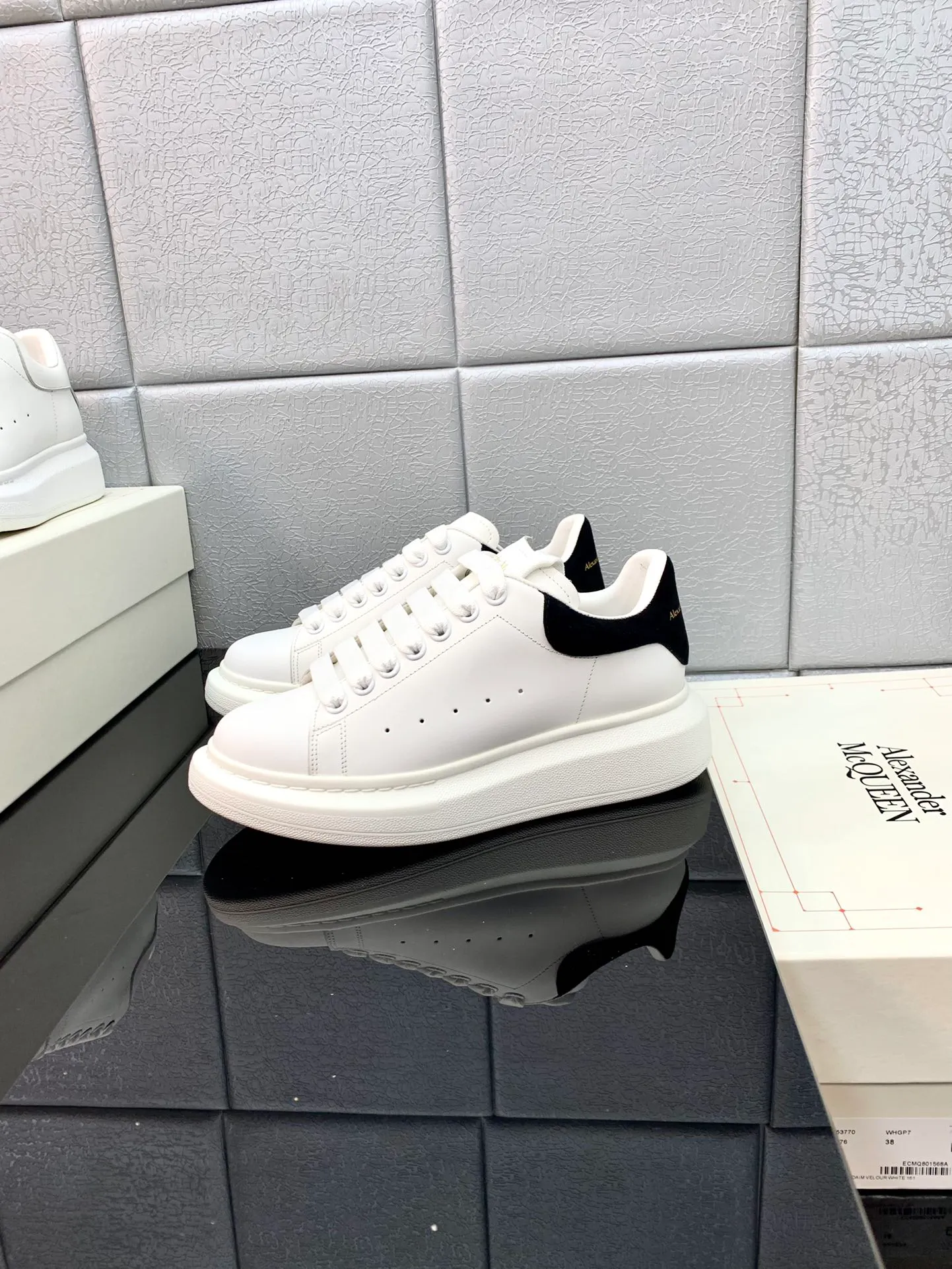 👟👟Ex-factory price 480👟👟 2022 latest upgraded version The latest McQueen white shoes original 1⃣: 1⃣ perfect replica ☑Deliver the latest counter full set of packaging 🎁Full series of color styles are constantly updated🥳🥳 🔺Fabric: Customized original matte silk cowhide 🔺Inner: imported water-dyed sheepskin lining/original customized soft cowhide cushion 🔺Feet: super clear high temperature air pressure logo➕soft latex pad 🔺Outsole: rubber T👟👟Ex-factory price U vacuum bottom/I👟👟Ex-factory price foam original bottom, thick bottom about 4cm 🔺Size: Female M34-40 Male M39-45